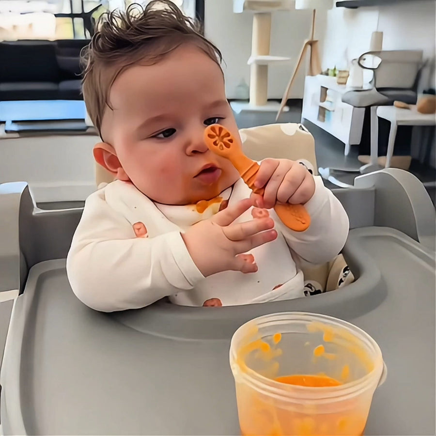 Aide bébé à manger seul dès ses premiers repas